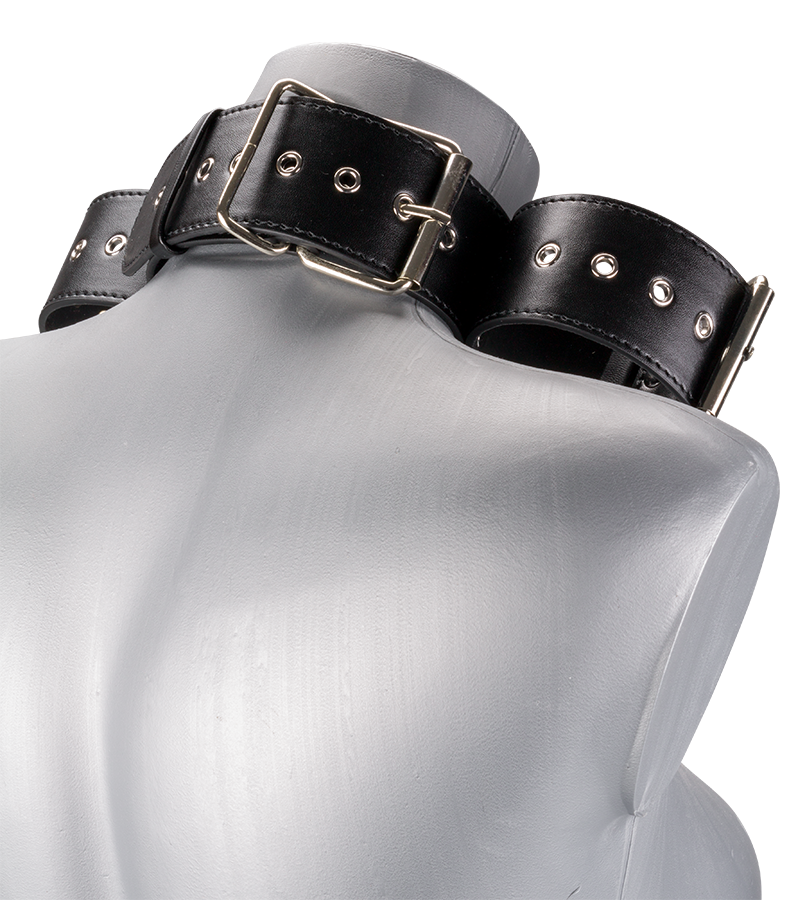 Contrainte BDSM cou et poignets