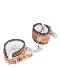 Charger l'image dans la galerie, Kit d'initiation au BDSM similicuir et fourrure