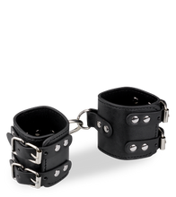 Charger l'image dans la galerie, Menottes poignets réglables cuir noir BDSM