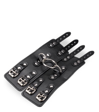 Charger l'image dans la galerie, Menottes poignets réglables cuir noir BDSM