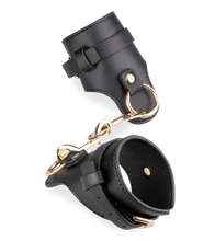 Charger l'image dans la galerie, Menottes poignets similicuir Justice