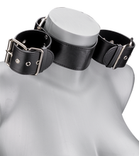Charger l&#39;image dans la galerie, Collier avec menottes en similicuir