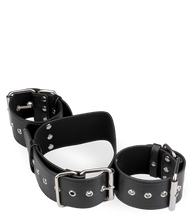 Charger l&#39;image dans la galerie, Collier avec menottes en similicuir