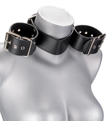 Contrainte BDSM cou et poignets